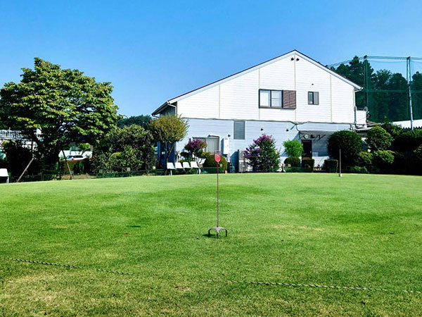 天然芝のアプローチ練習場